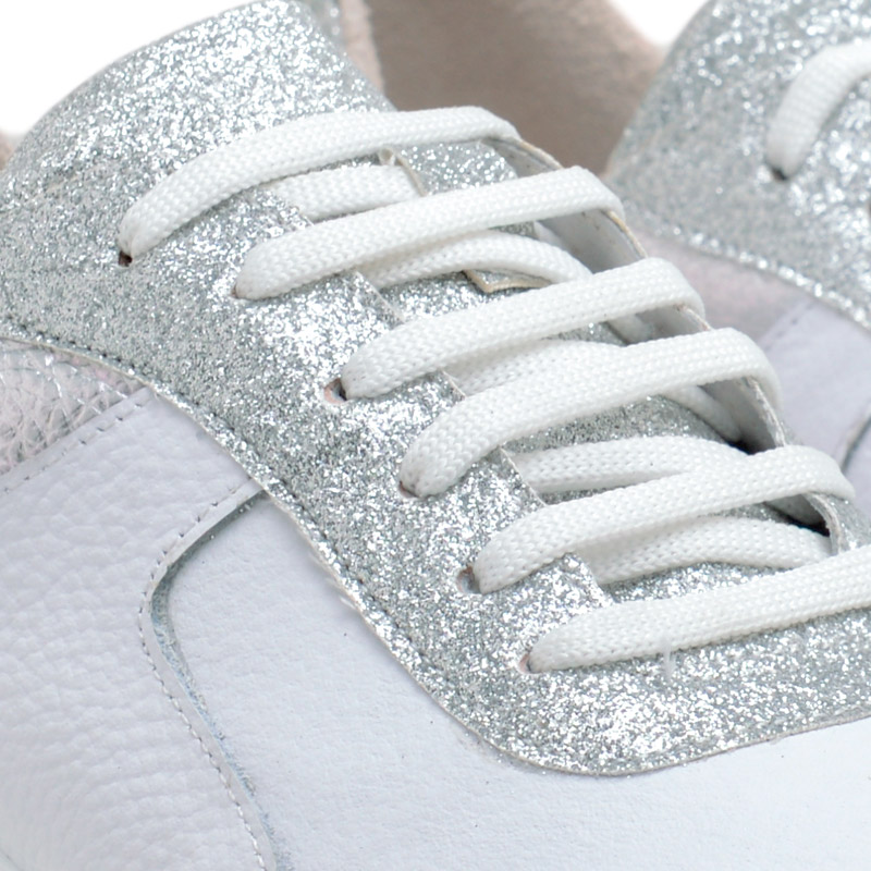 Zapatillas blanco y plata con detalles en glitter