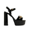 Sandalias negras con plataforma y cadena