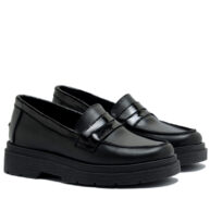 Mocasín de cuero negro y charol