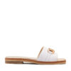 Zuecos bajos de cuero blanco y oro con cadena