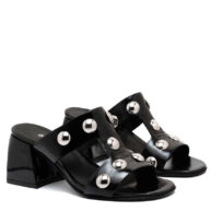 Zuecos negros con tachas para mujer