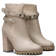 Botineta beige con taco alto y tachas