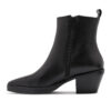 Bota corta de cuero negro en punta