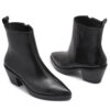 Bota corta de cuero negro en punta
