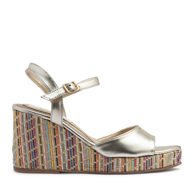Sandalia color platino con taco chino de yute
