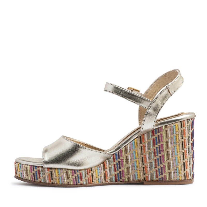 Sandalia color platino con taco chino de yute