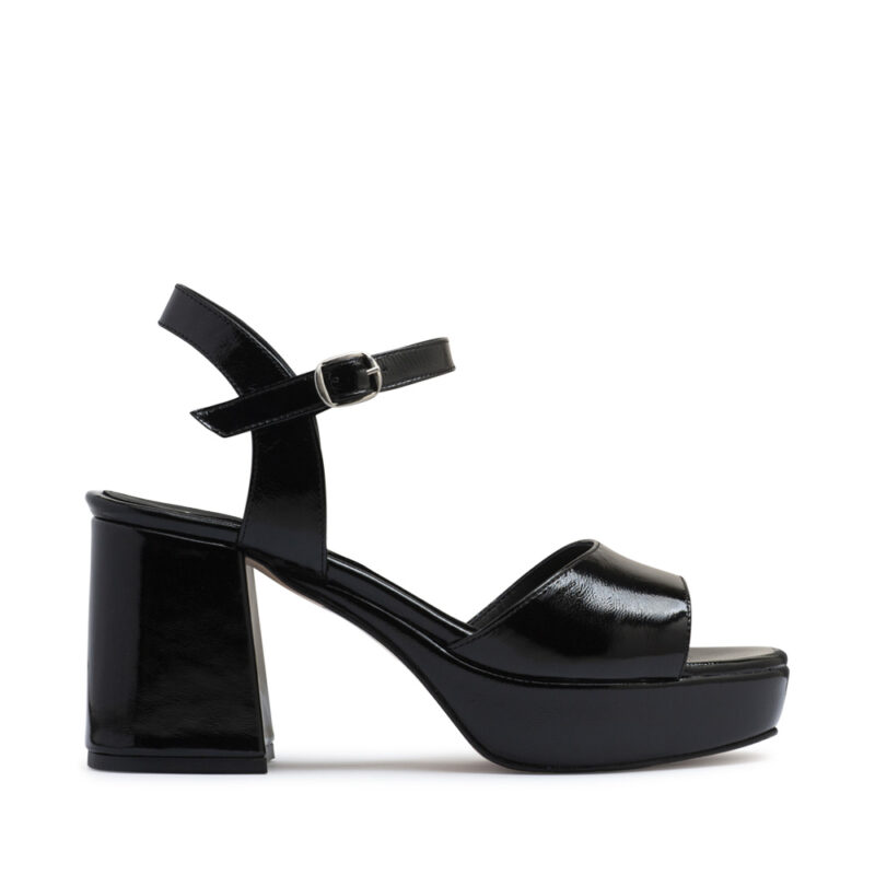 Sandalias de charol color negro con plataforma