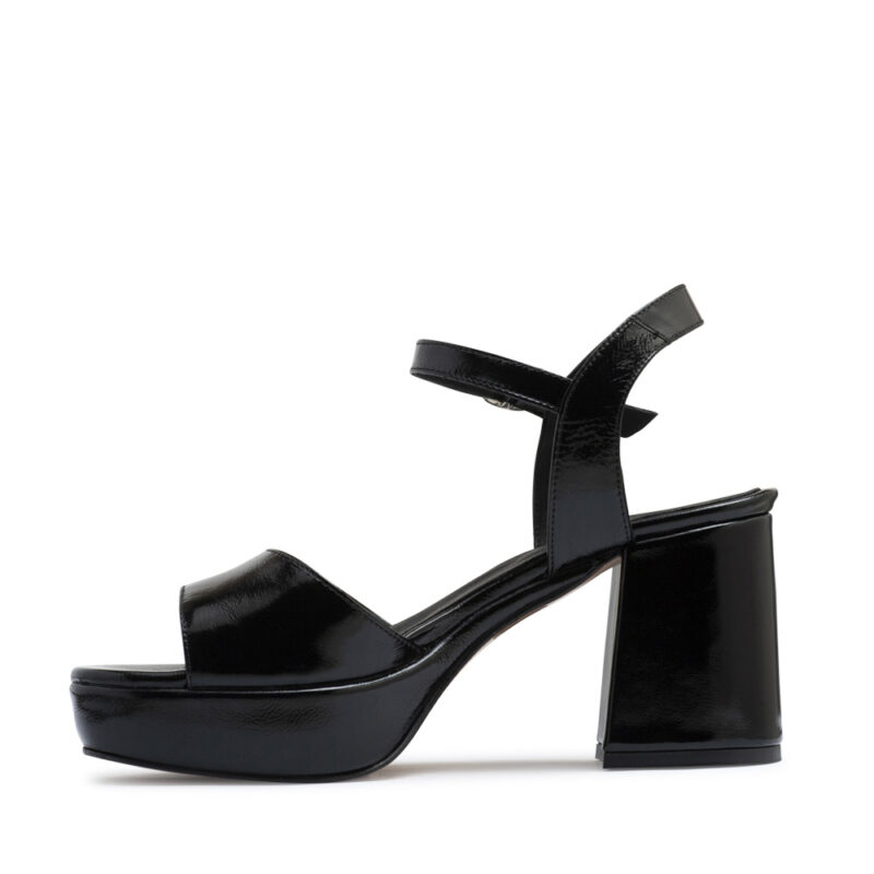 Sandalias de charol color negro con plataforma