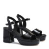 Sandalias de charol color negro con plataforma