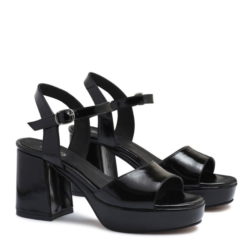 Sandalias de charol color negro con plataforma