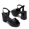 Sandalias de charol color negro con plataforma