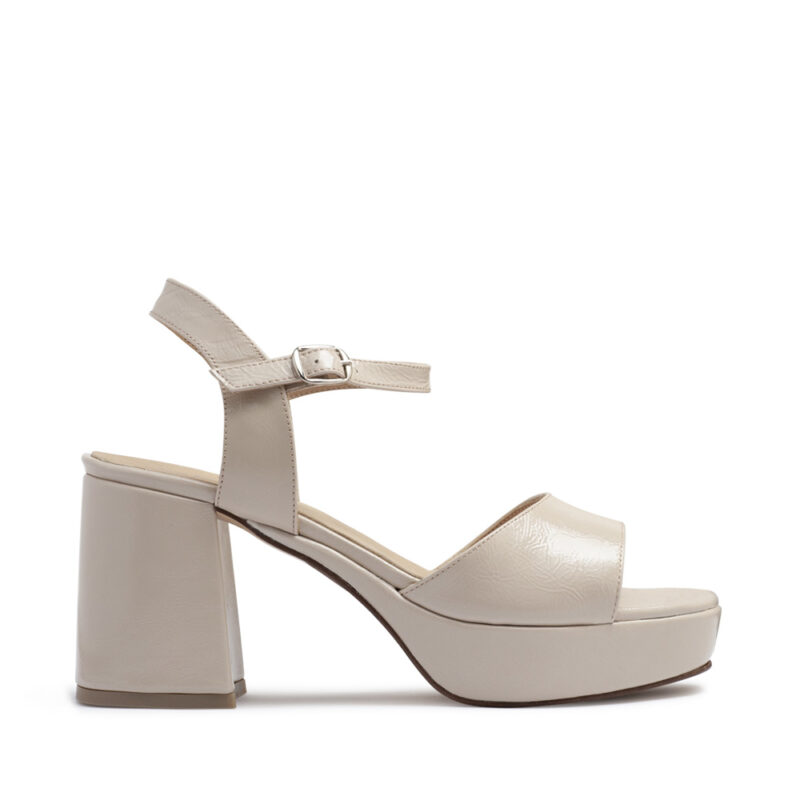 Sandalias de charol nude con plataforma