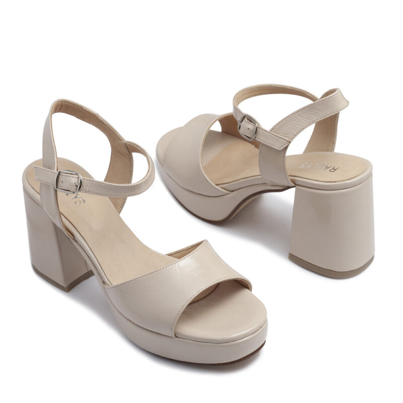 Sandalias de charol nude con plataforma