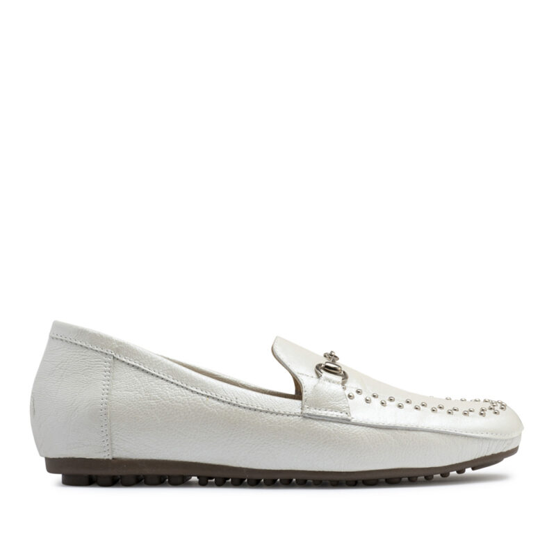 Mocasin de cuero nacarado marfil con tachitas RALLYS