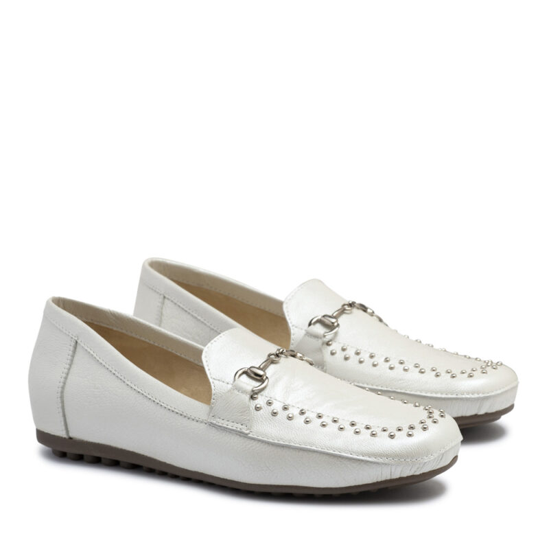Mocasin de cuero nacarado marfil con tachitas RALLYS