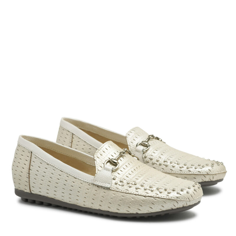 Mocasin de cuero beige nacarado con tachitas RALLYS