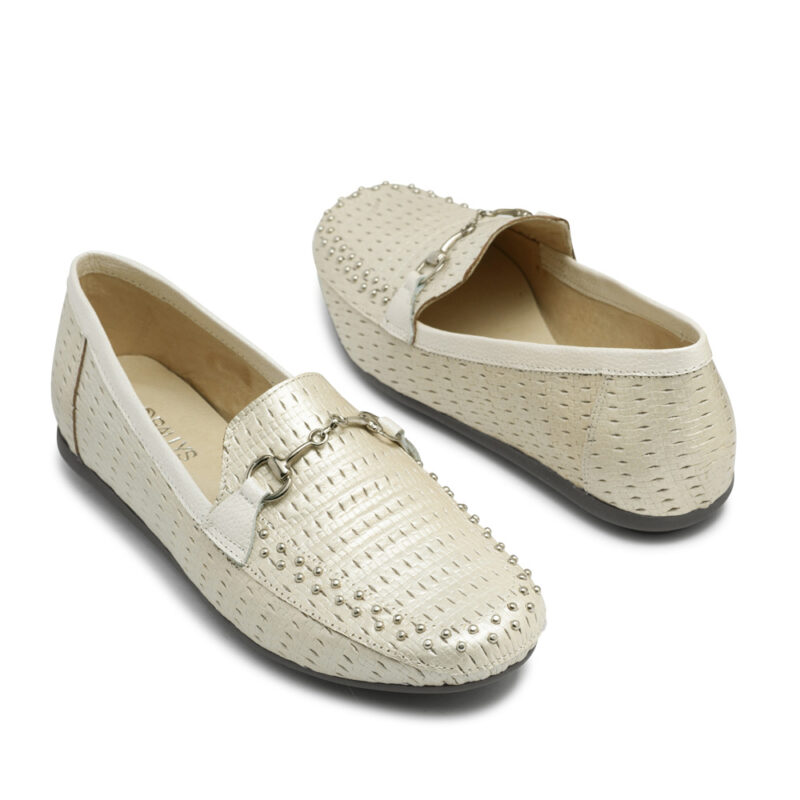 Mocasin de cuero beige nacarado con tachitas RALLYS