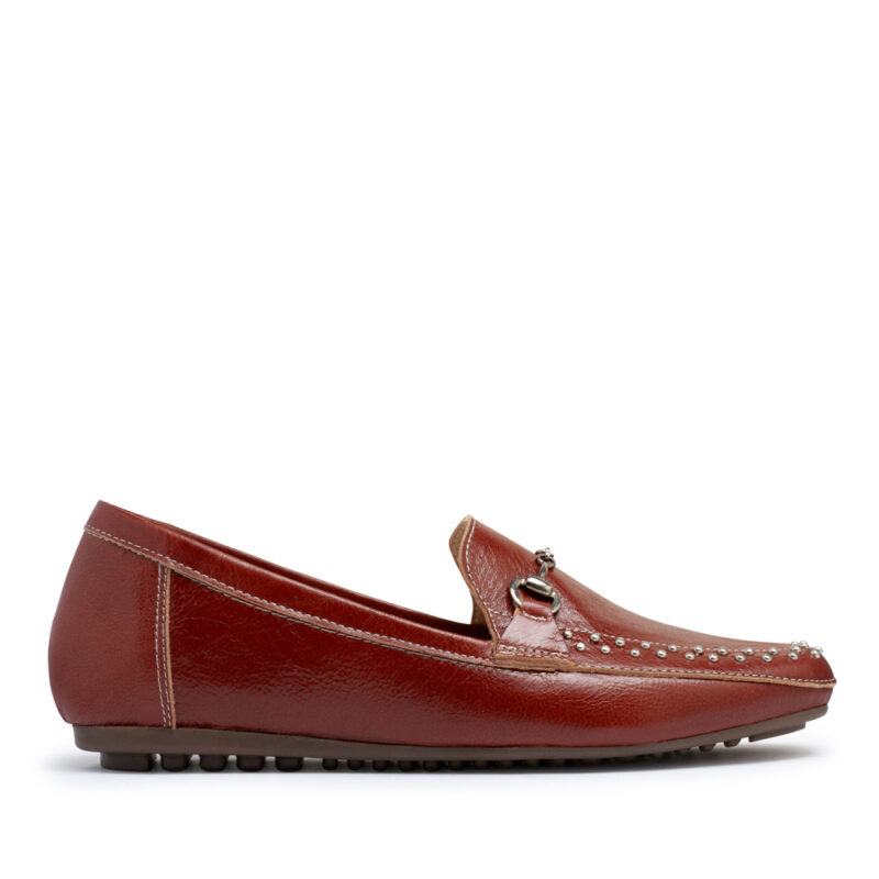Mocasin de cuero rojo oscuro con tachitas RALLYS