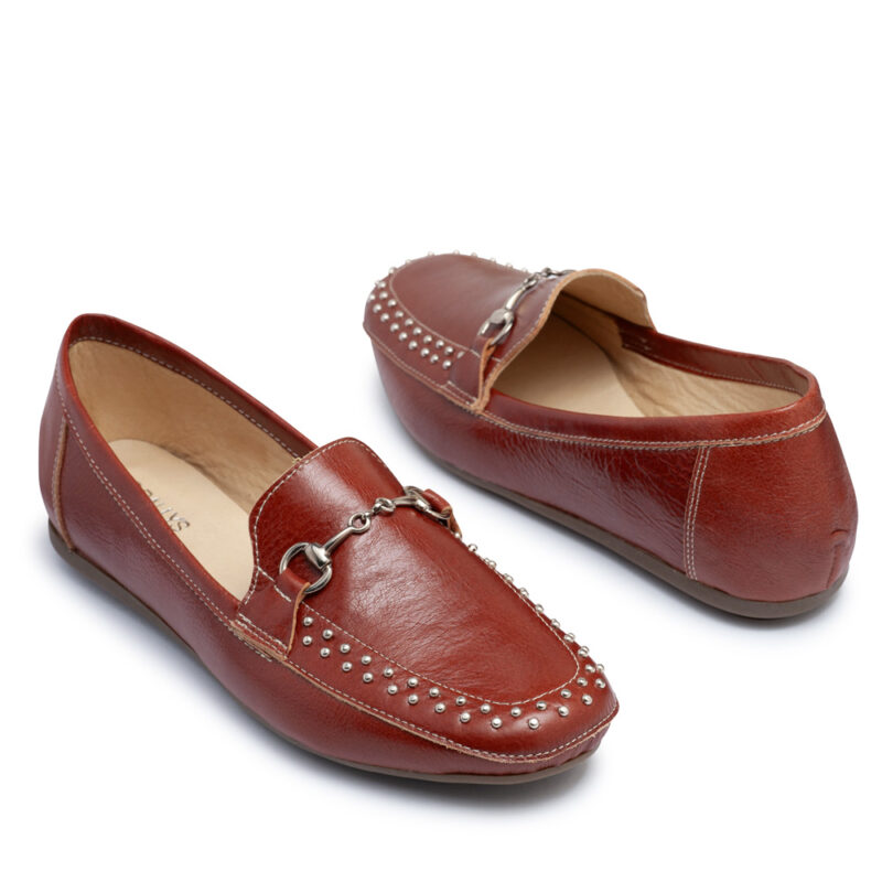 Mocasin de cuero rojo oscuro con tachitas RALLYS