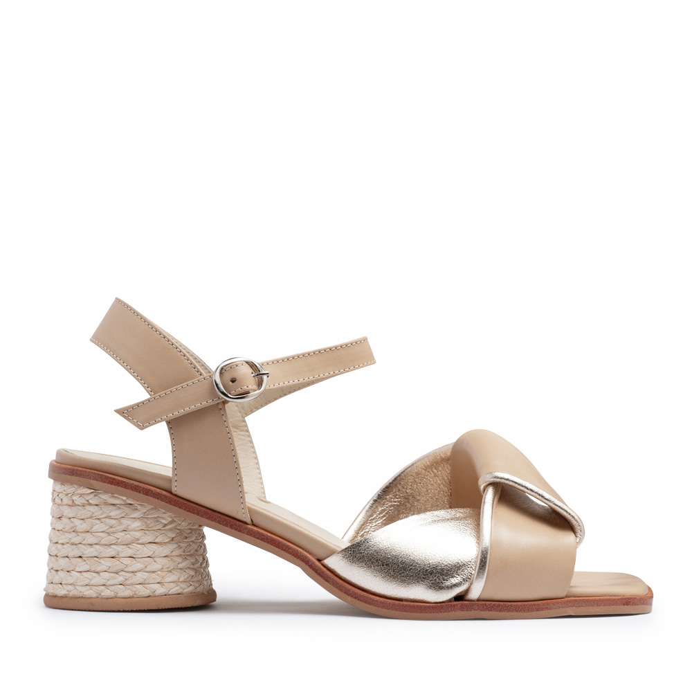 Sandalia de cuero beige con taco circular de yute