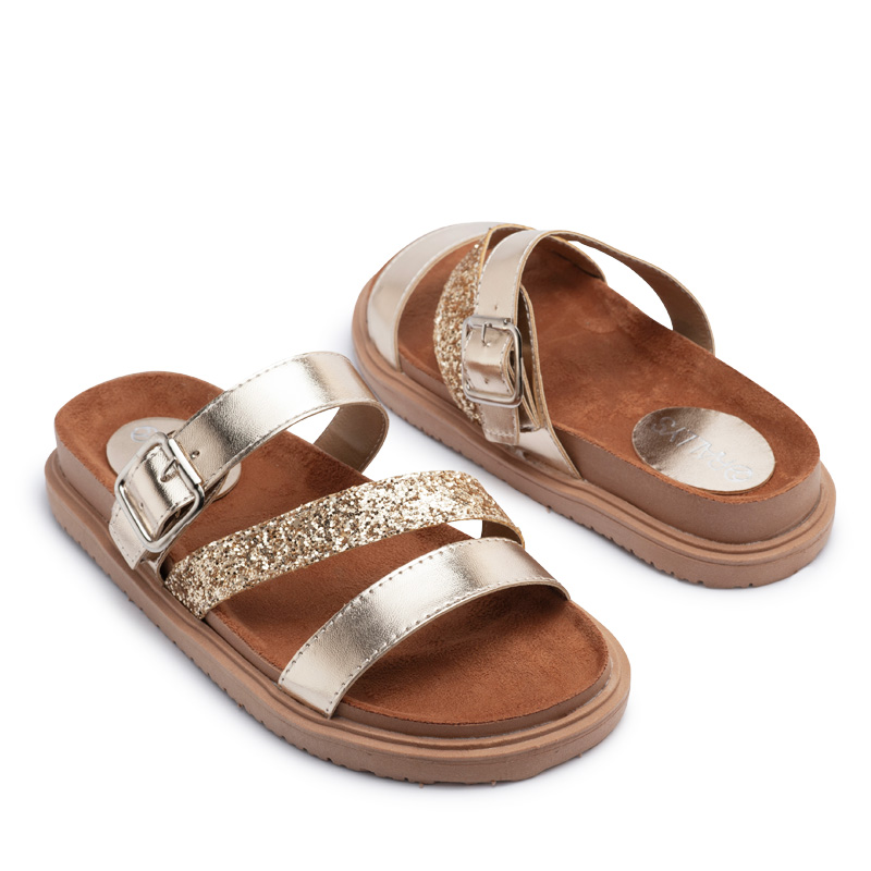 Zuecos de tiras doradas