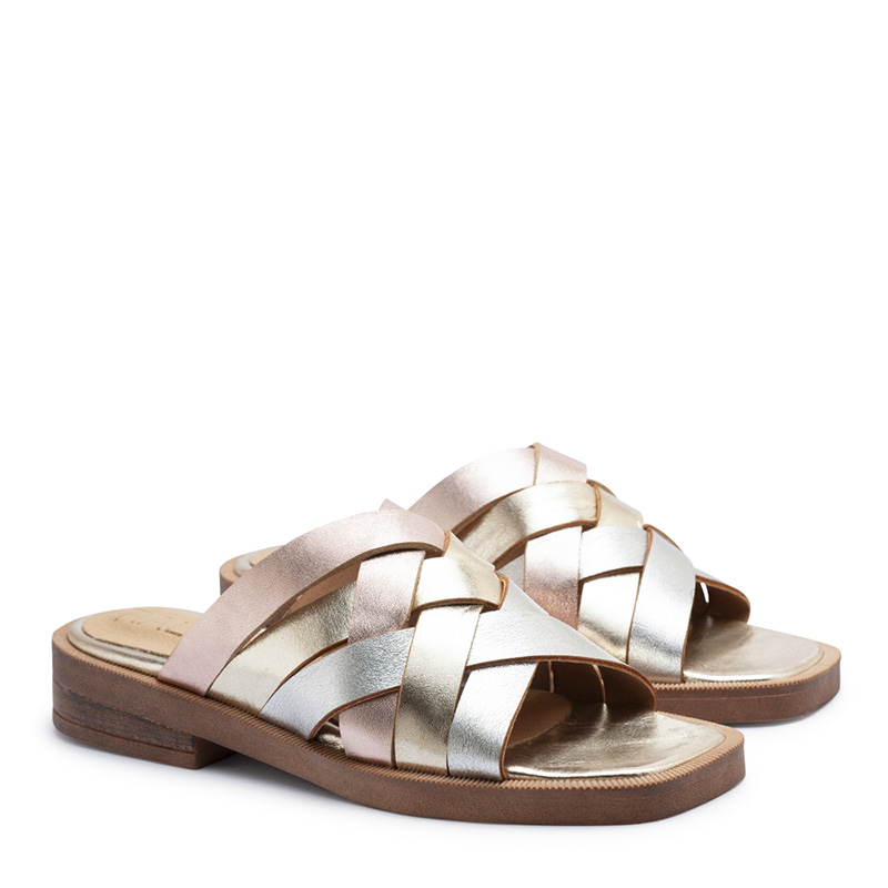 Zuecos de cuero con tiras metalizadas
