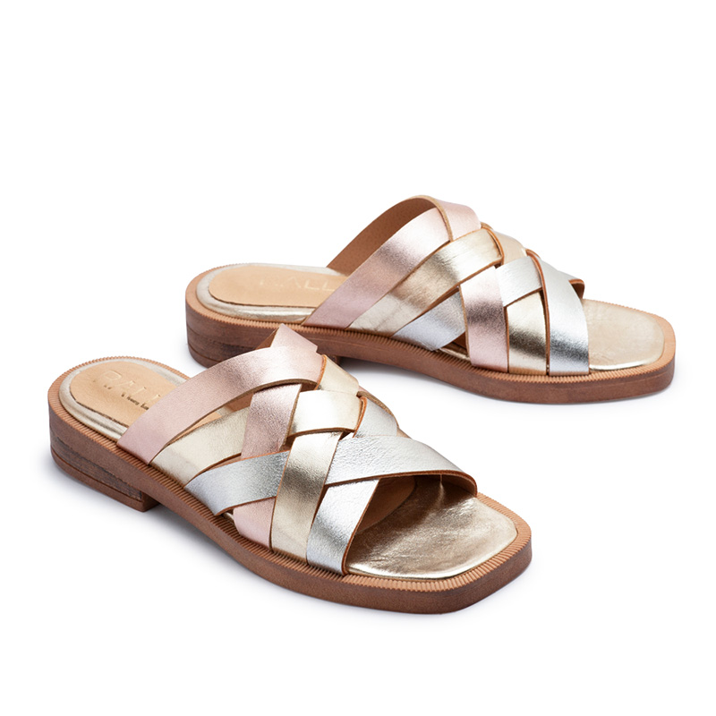 Zuecos de cuero con tiras metalizadas