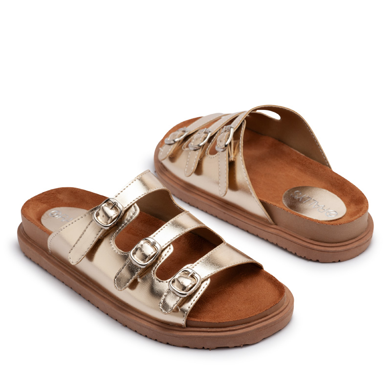 Zuecos color oro de 3 hebillas