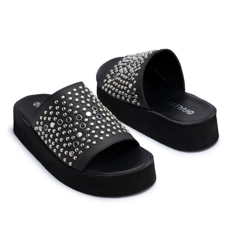 Zuecos negros con plataforma y tachas