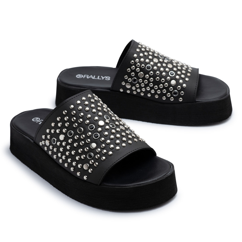 Zuecos negros con plataforma y tachas